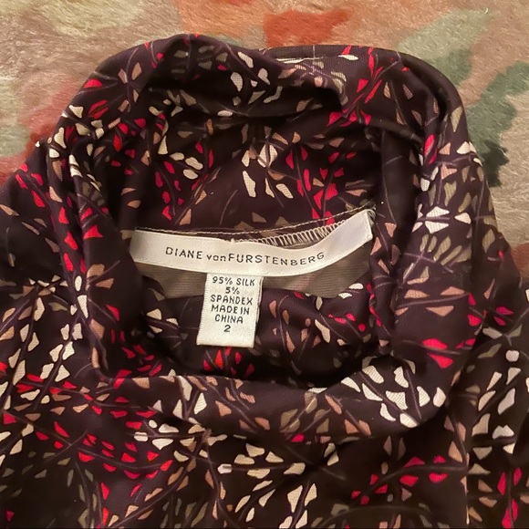 Diane Von Furstenberg cap sleeve silk top Sz 2 - Picture 2 of 2